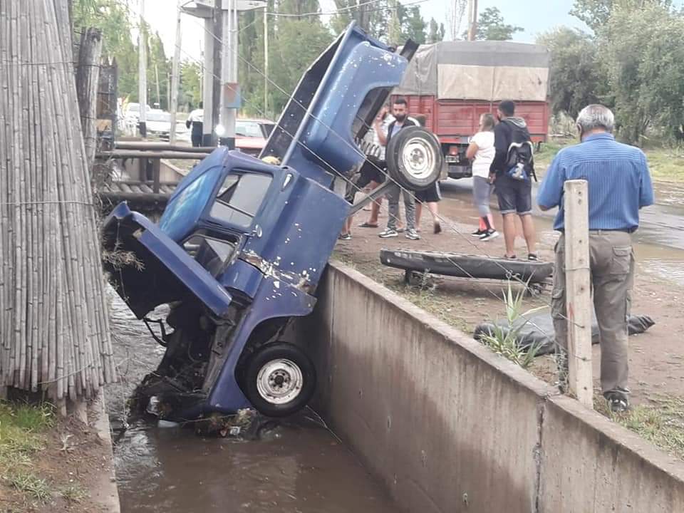 Camioneta terminó adentro del canal de la Tirasso