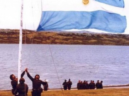 Conmemoraron  200 años  del primer izamiento de la  bandera argentina en Malvinas