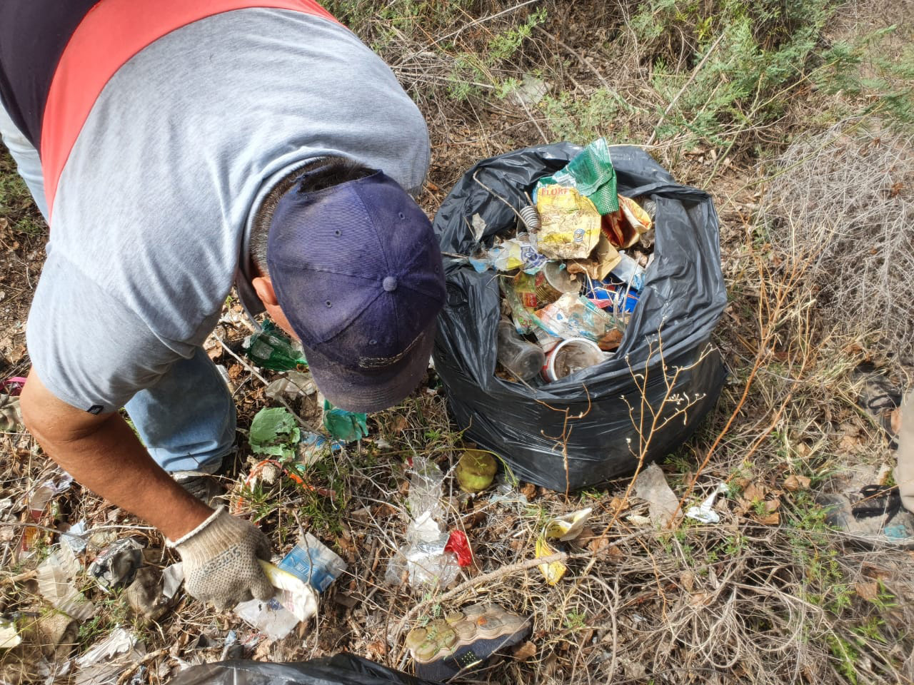 Vecinos de Cuadro Bombal limpiaron la ruta y calles aledañas