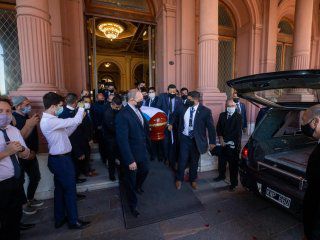 Trasladan los restos de Diego Maradona al cementerio