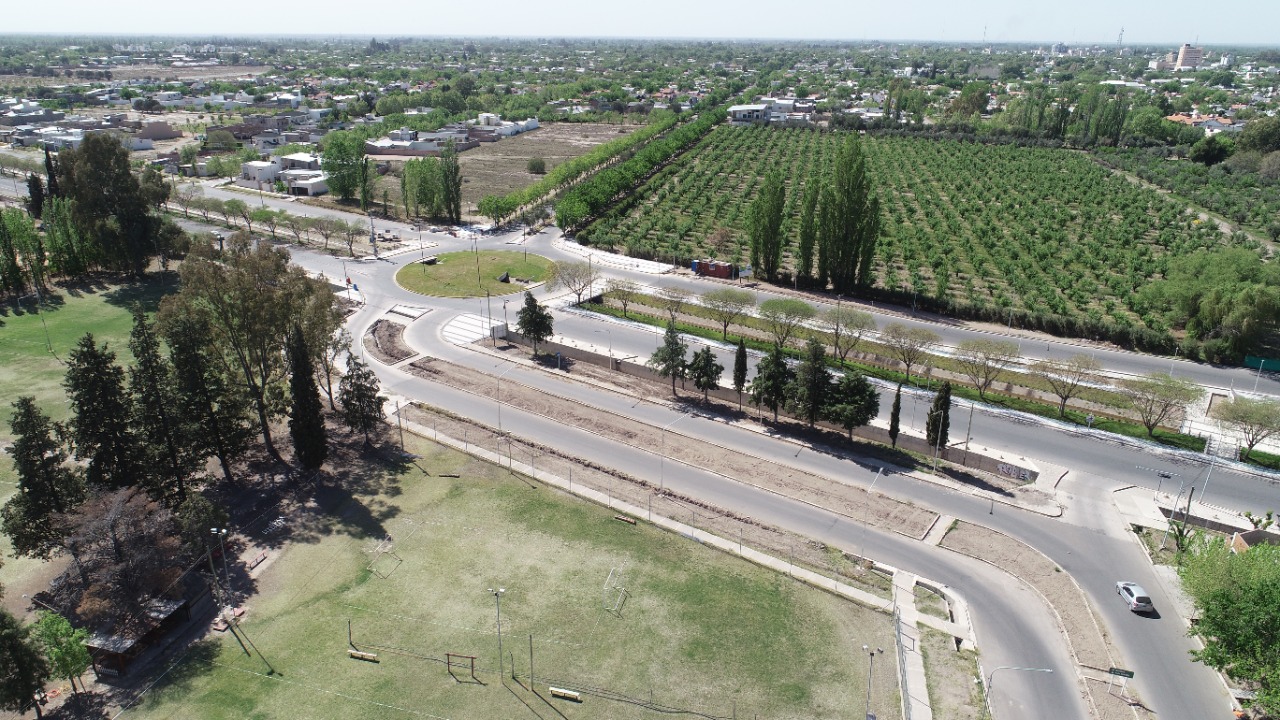 Desde el aire: así se ven las últimas  avenidas asfaltadas y las obras  complementarias en el Paseo Rawson