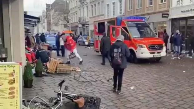 Un auto atropelló a una multitud en Alemania: al menos dos muertos y 15 heridos