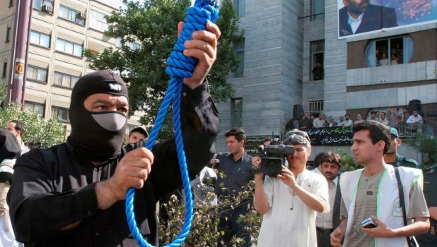 Irán ahorca a un periodista por incitar protestas en 2017