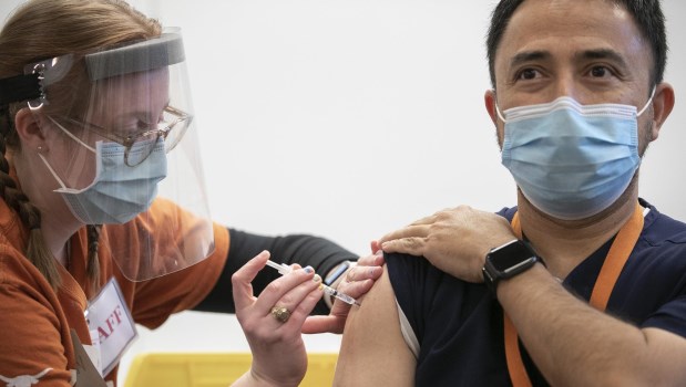 El regulador europeo acelera la­ aprobación de la vacuna de Pfizer­