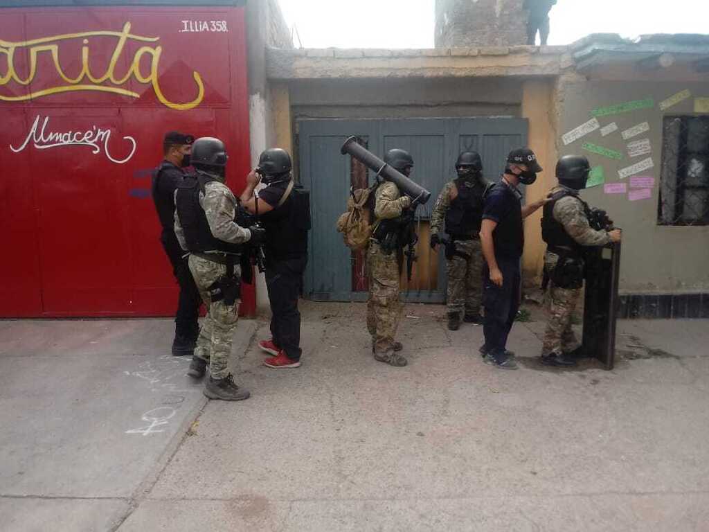 Godoy Cruz: tensión por un joven que se atrincheró armado