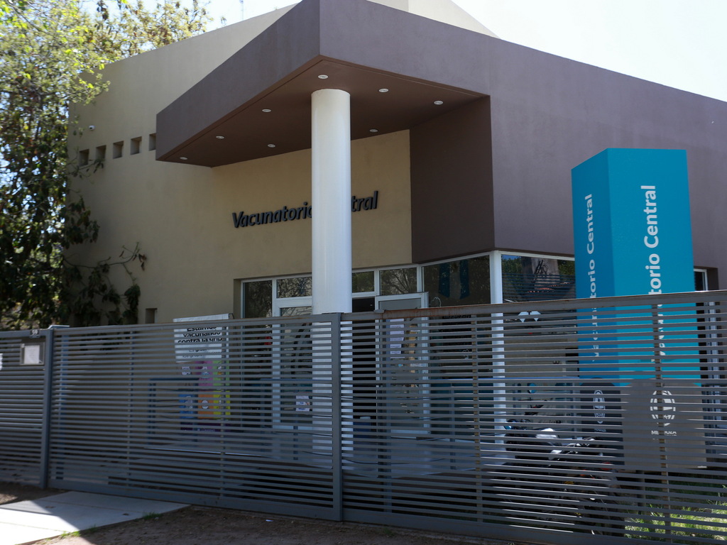 Vacuna rusa: Mendoza inmunizará primero a sus médicos terapistas