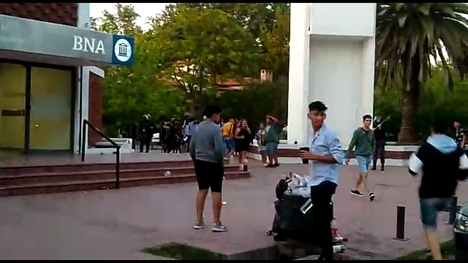 Graves incidentes en desalojo policial a jóvenes que festejaban la Navidad en Villa Atuel