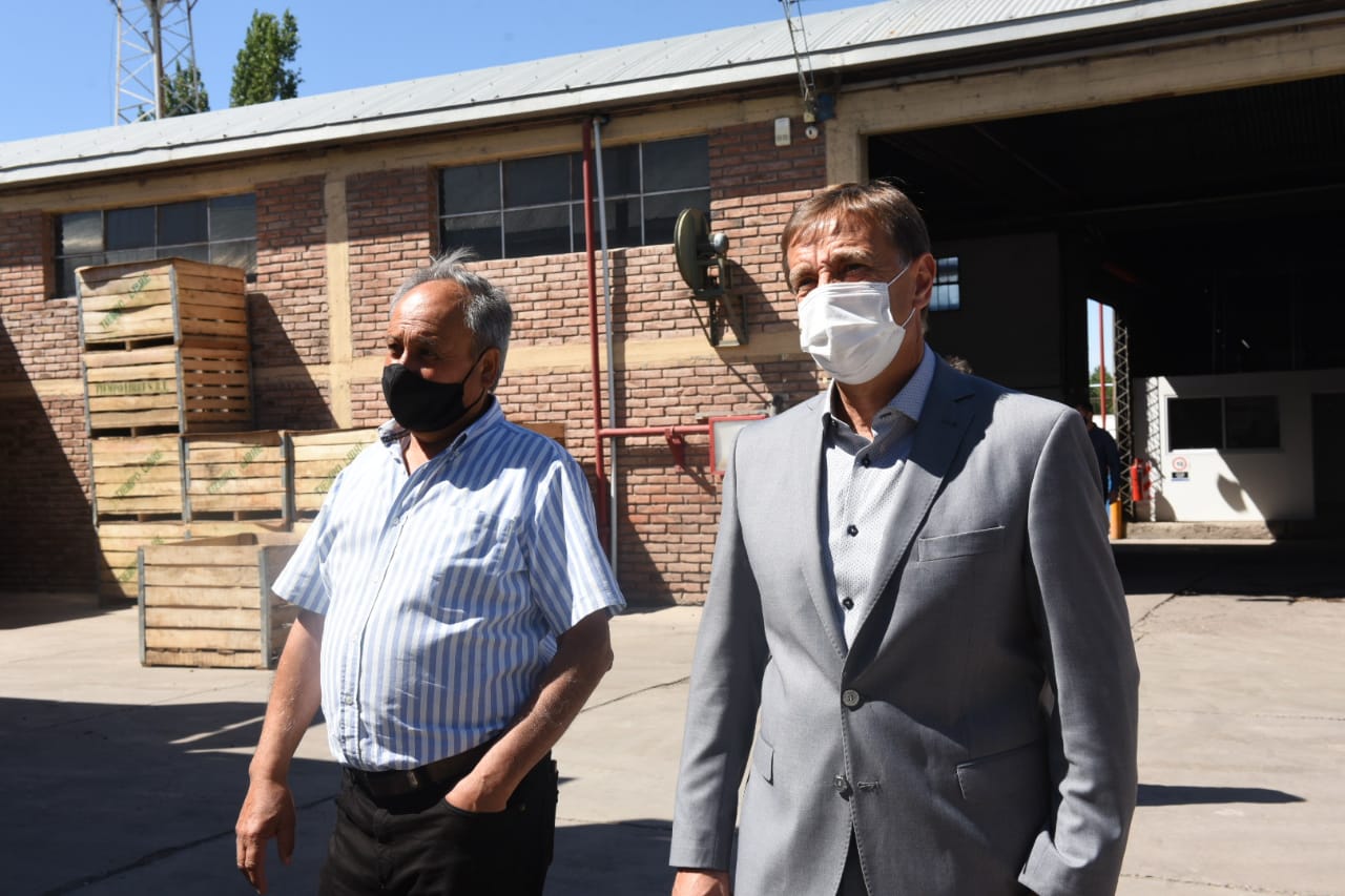 Suarez recorrió las instalaciones de la conservera “Agroindustrias Tiempo Libre” en San Rafael