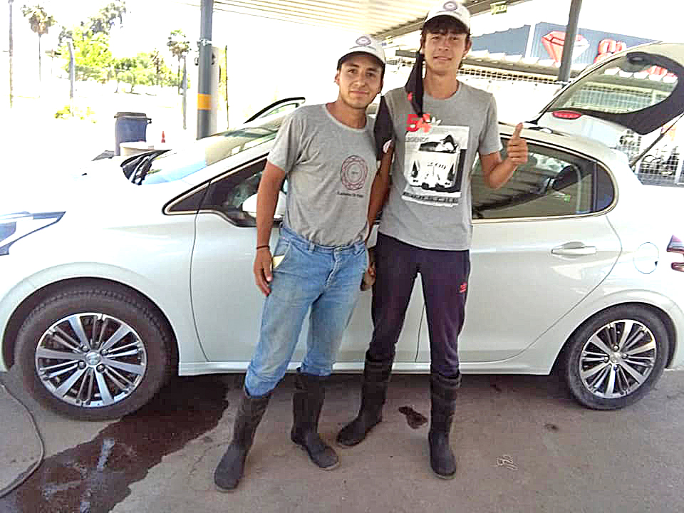 Un joven encontró dinero en un auto y  no dudó en devolverlo