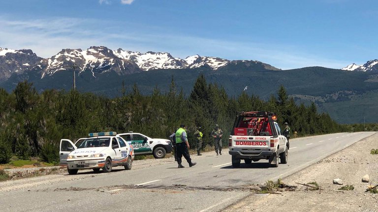 Río Negro: un grupo mapuche atacó con palos a policías y gendarmes en un corte sobre la Ruta 40