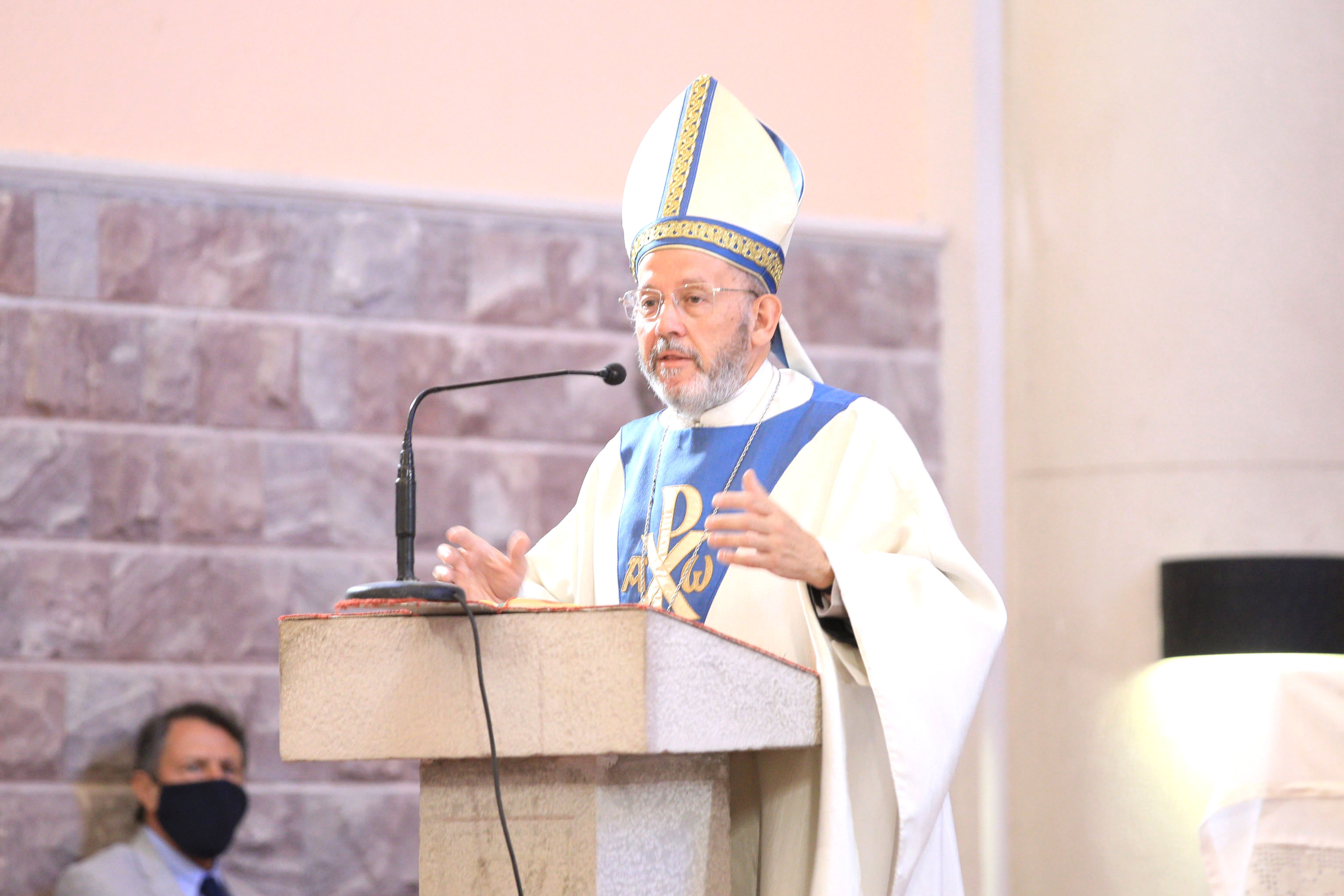Sacerdote atacó  a piñas a monseñor Eduardo María Taussig