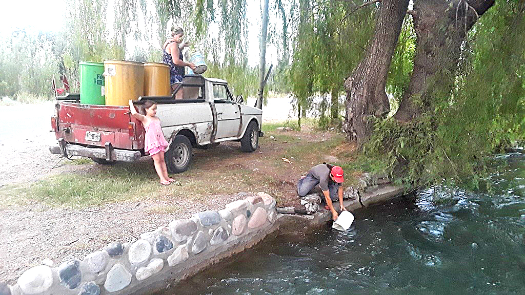 Una familia busca agua para riego de un canal debido a problemas  con Irrigación