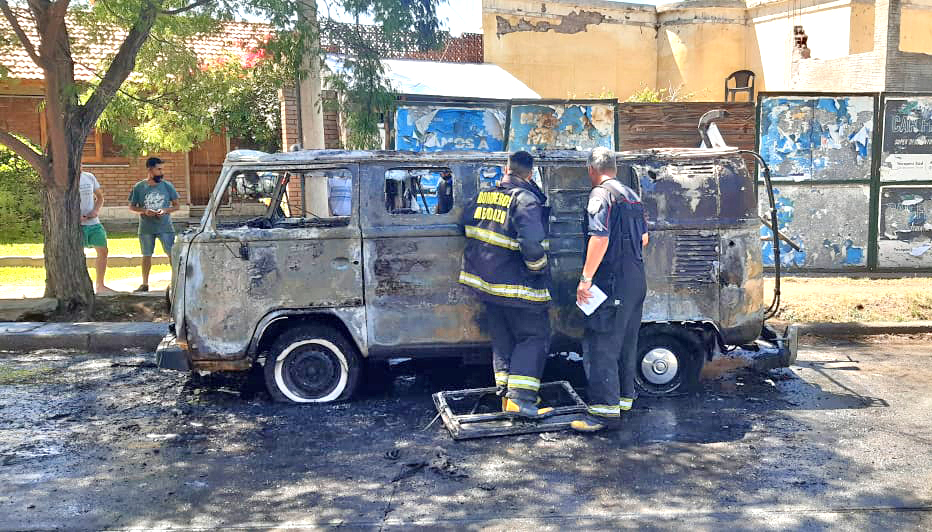 Una furgoneta se incendió  en plena calle