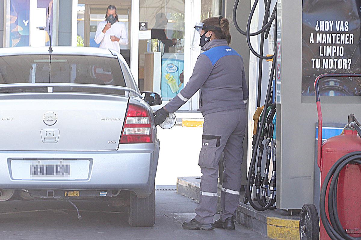 Una vez más aumentaron  los combustibles