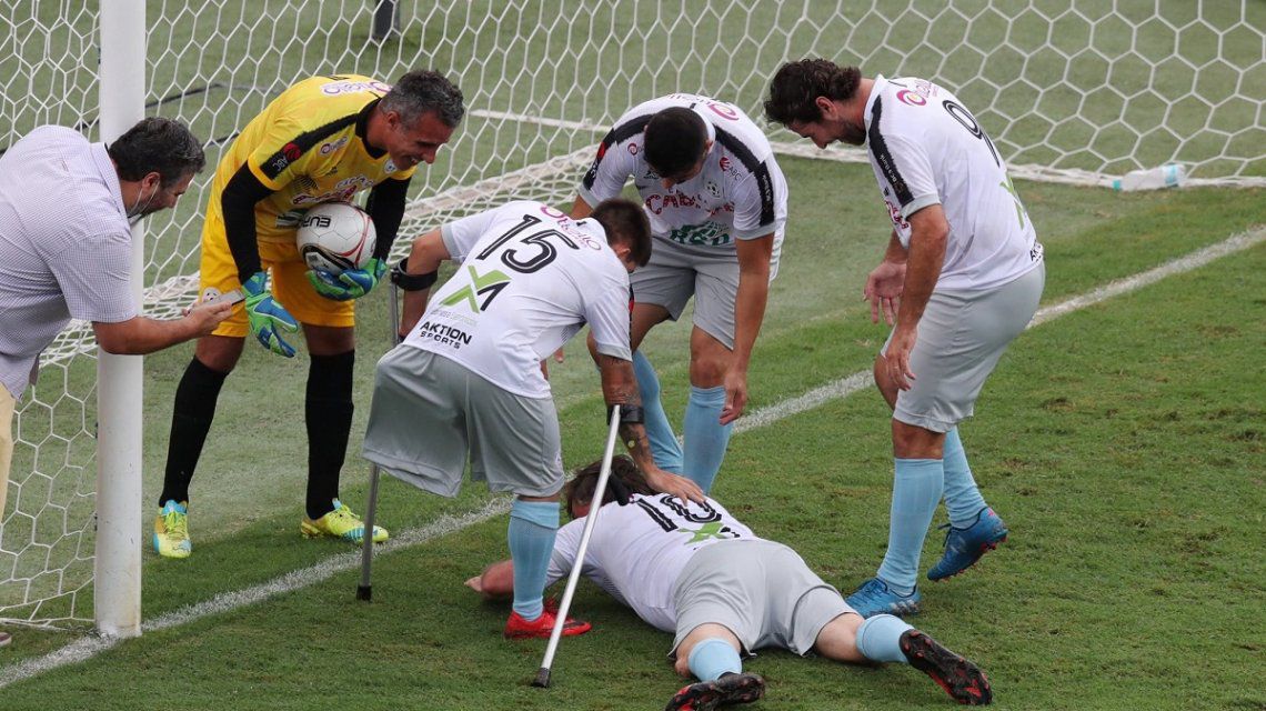 Papelón de Jair Bolsonaro en un partido benéfico: hizo un gol y tuvo que salir lesionado
