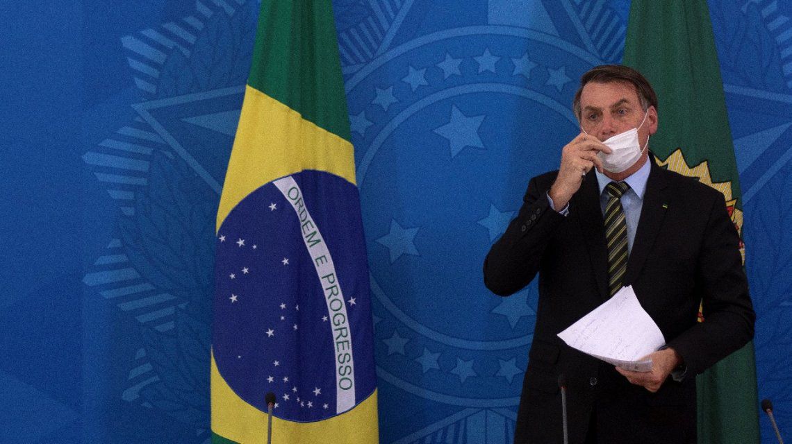 Bolsonaro amenaza con decretar el fin de las cuarentenas y vincula a China con la «creación» de virus