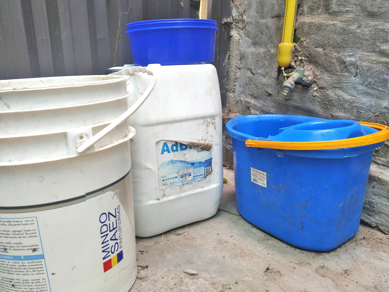 A la espera de una solución: “Juntamos  agua de lluvia para poder utilizar el baño”