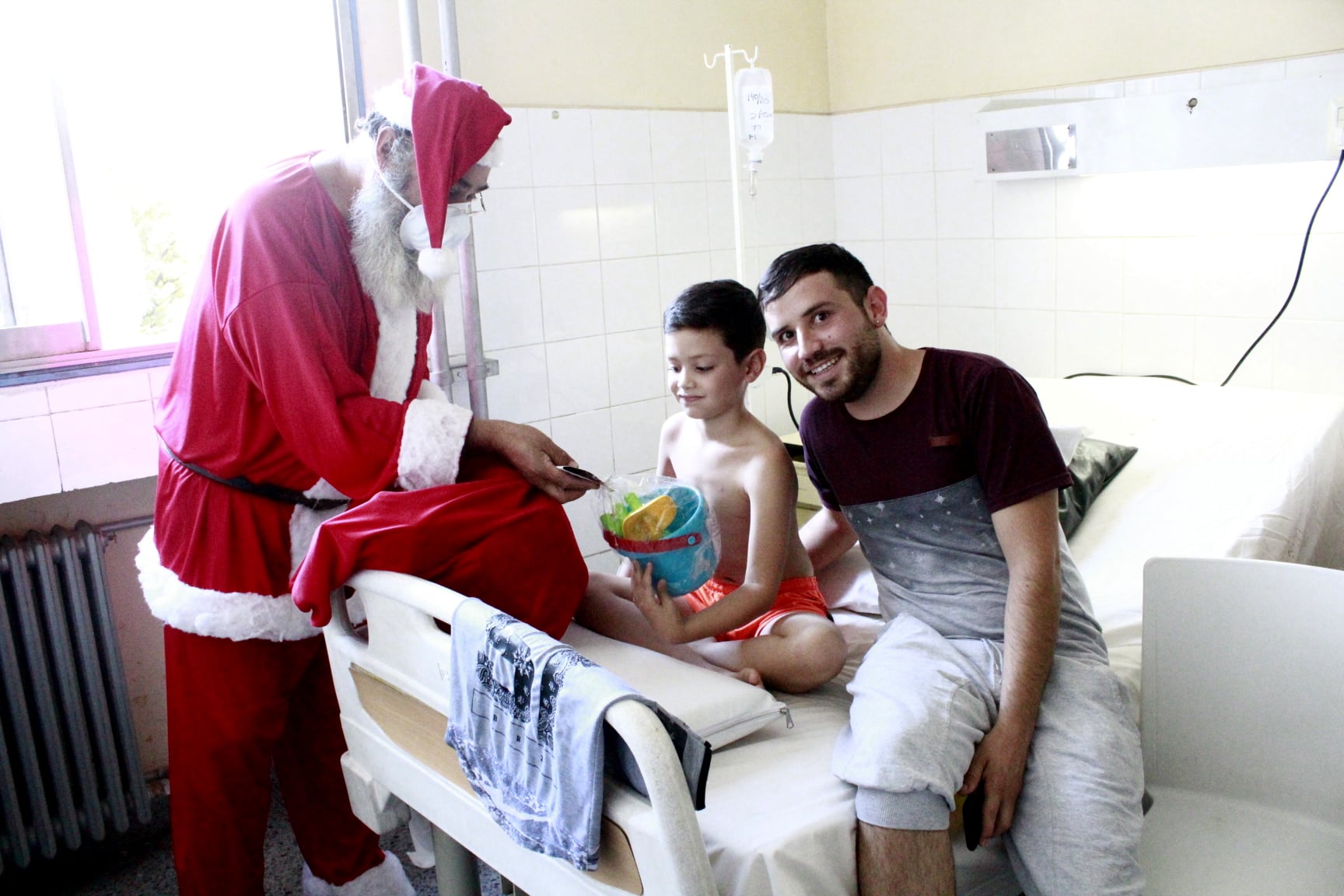 Papá Noel visitó y llevó regalos a los chicos internados en el Schestakow