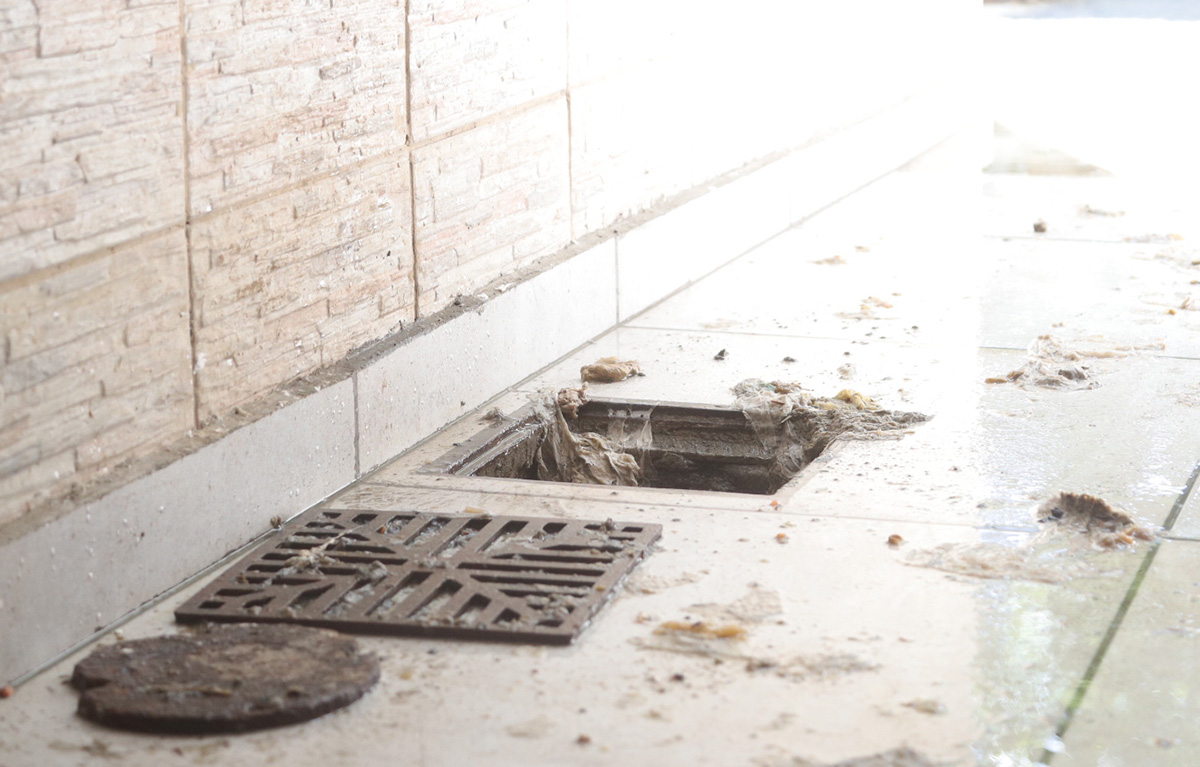 Denuncian una falla  de sistema cloacal que afecta a un importante edificio céntrico