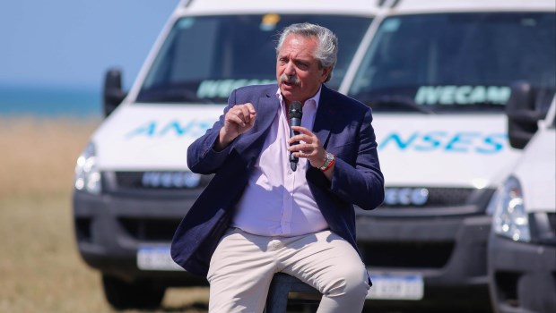 El gobierno promulgó la nueva ley de movilidad jubilatoria y pidió «no jugar con fuego porque el virus sigue circulando»
