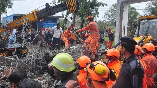 Al menos 20 personas murieron tras el derrumbe de un crematorio en India