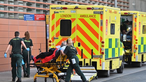 Más restricciones y polémicas en Europa y récord de casos en Estados Unidos