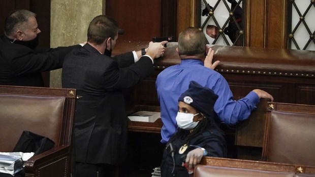 Un muerto y caos en el Capitolio: la violenta transición presidencial de Estados Unidos