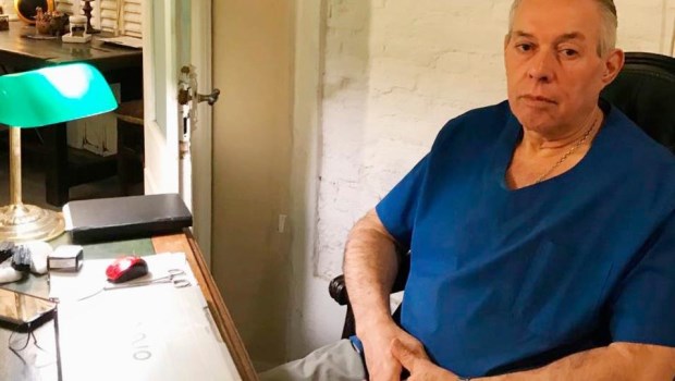 El médico que recetó dióxido de cloro tenía la matrícula vencida