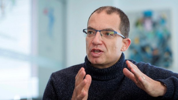 El CEO de Moderna advirtió que «el mundo convivirá con el coronavirus para siempre»