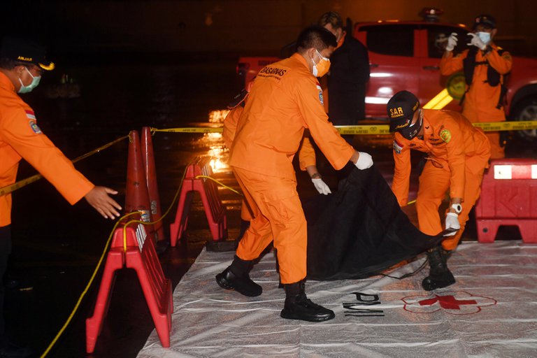 La Marina de Indonesia encontró el punto exacto donde cayó al mar el avión de Sriwijaya Air con 62 personas a bordo
