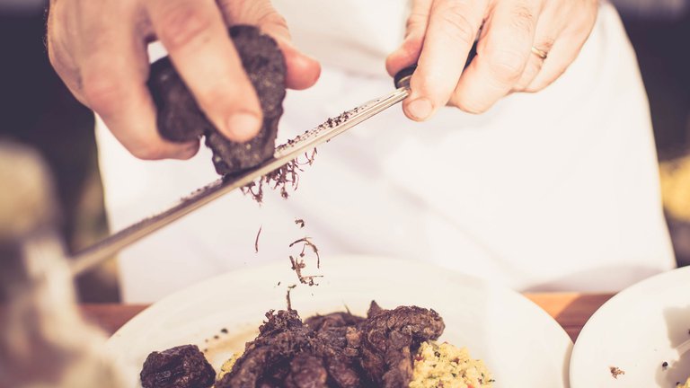 Cuál es el “diamante de la gastronomía” que vale hasta 1.500 euros el kilo y ya se exporta desde Argentina