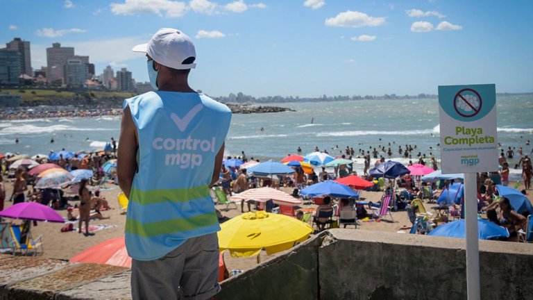 Cerraron los accesos a Playa Grande y Varese en Mar del Plata porque alcanzaron el máximo de gente permitida