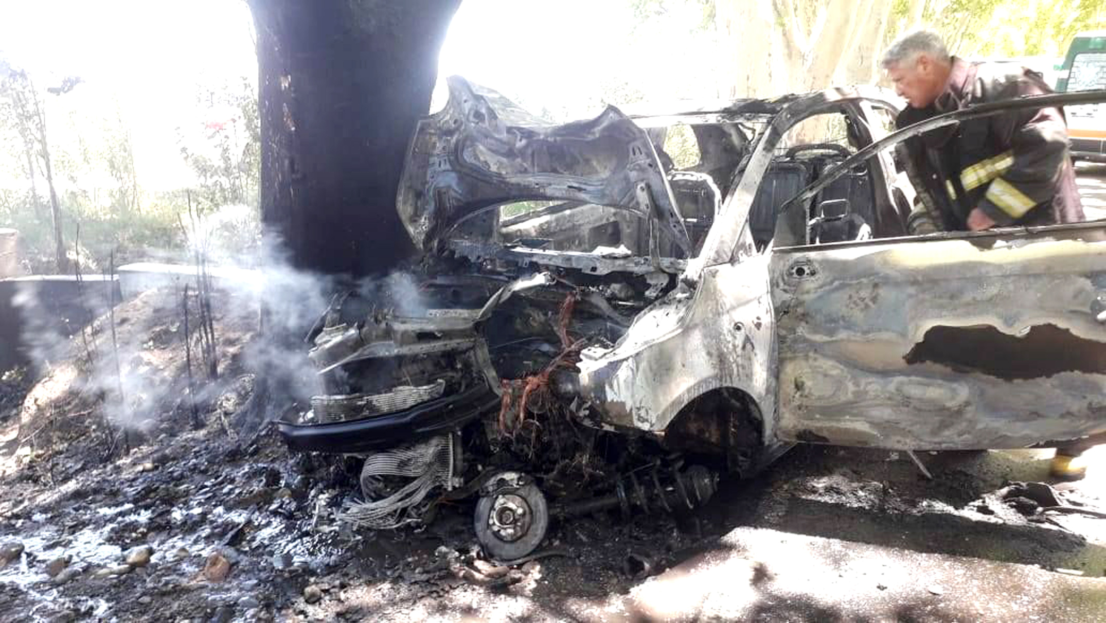 Un auto chocó a otro y terminó incendiado contra un árbol