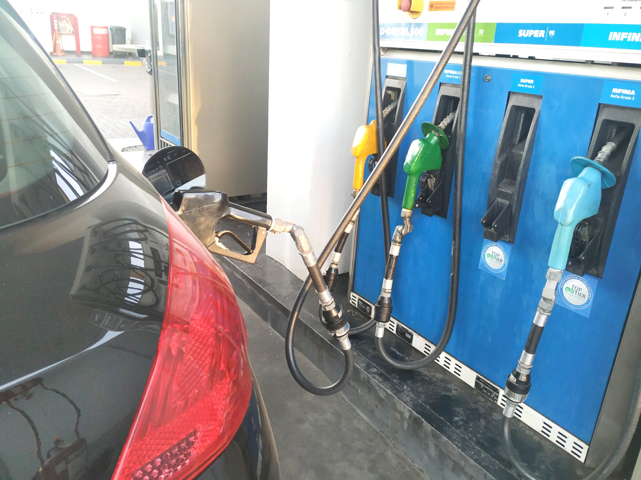 Aumento en los  combustibles:  “La gente está acostumbrada a  que suban los precios”