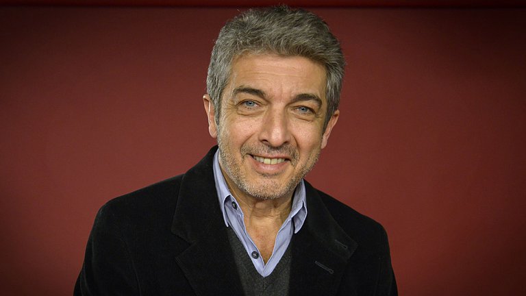 Piloto de avión a los 7 años, un muerto en el baño y el día que lo “salvó” Brad Pitt: 60 frases y anécdotas poco conocidas de Ricardo Darín