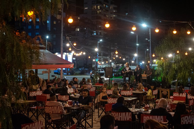 A pesar de las restricciones nocturnas y el temor al rebrote de coronavirus, casi 2 millones de personas siguen veraneando en todo el país