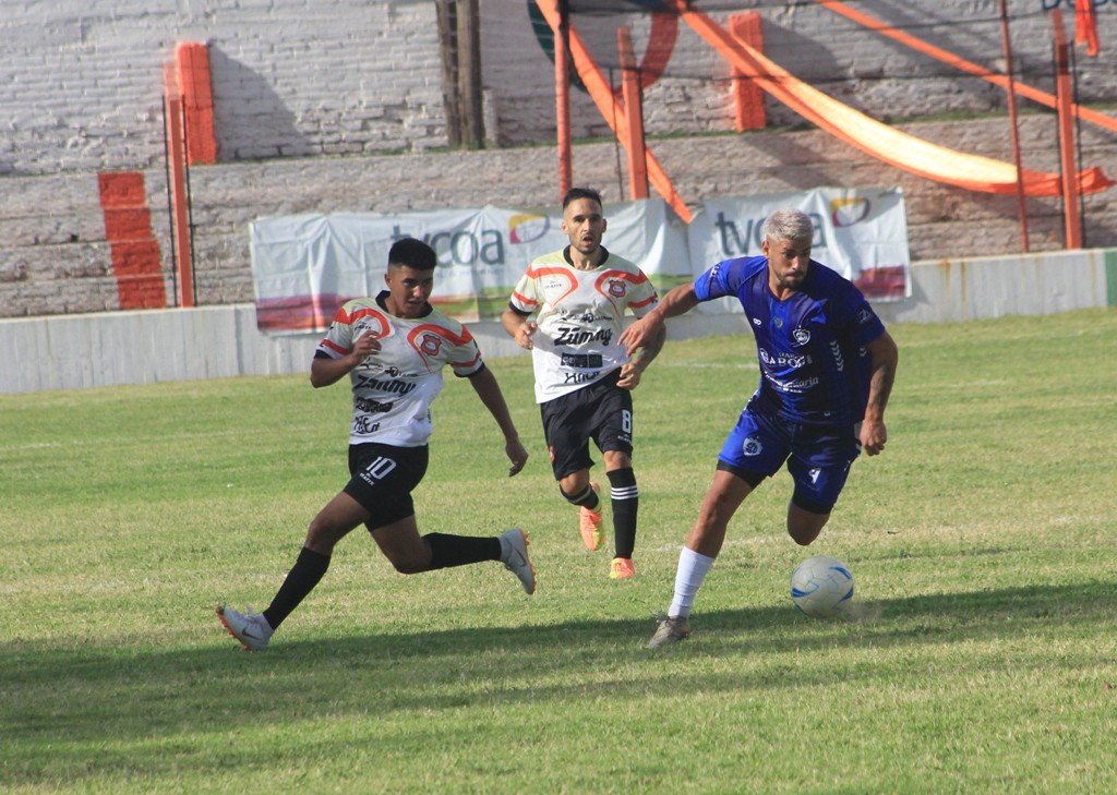 Goleada de Quiroga en el inicio del Torneo Regional