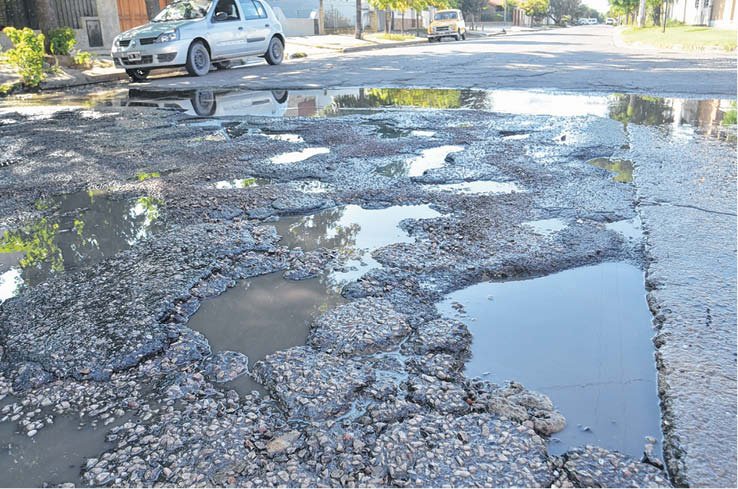 Las lluvias intensas rompieron  el asfalto en varias zonas