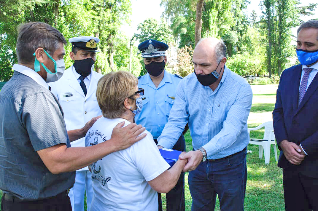 Le entregaron el Pabellón Nacional  a la familia de Hernán Rodríguez