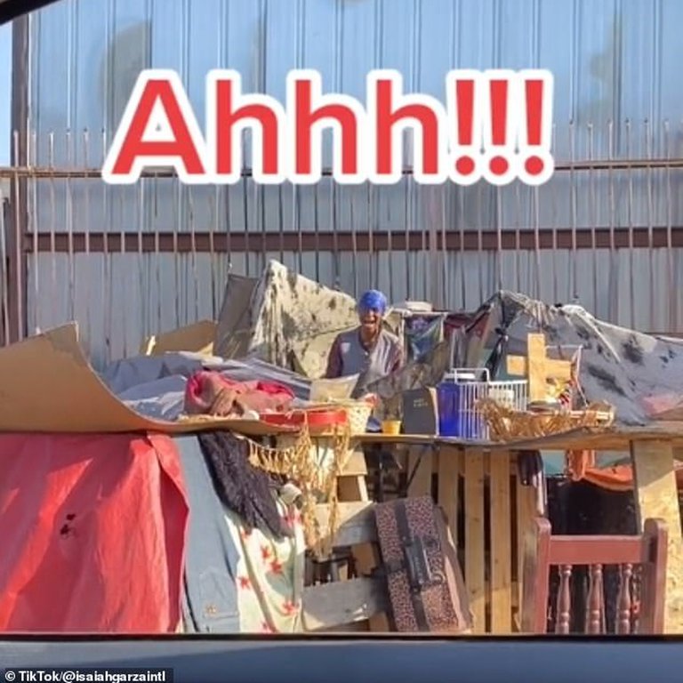 Un tiktoker le regaló a una mujer sin hogar que vivía en la calle dos años de renta en un apartamento y se volvió viral