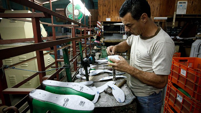 El Gobierno extenderá por 90 días la prohibición de los despidos y por el resto del año la obligatoriedad de la doble indemnización