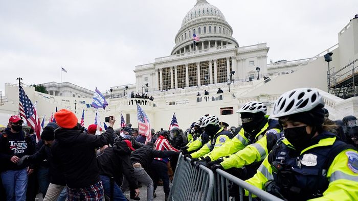 Seguidores de Trump intentan tomar el Capitolio y el Senado debió suspender la sesión que iba a consagrar a Biden