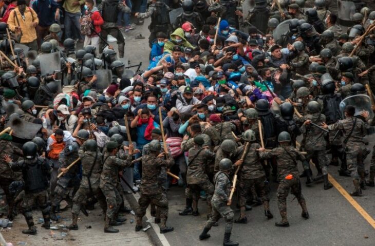 La policía de Guatemala reprimió con golpes y gases lacrimógenos a miles de migrantes hondureños que se dirigían a Estados Unidos