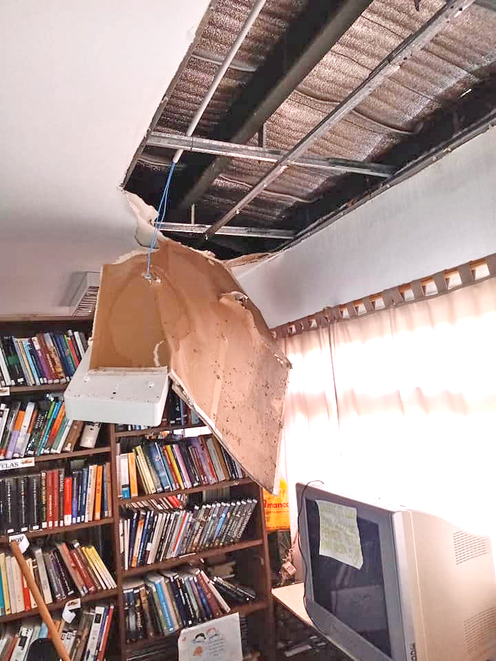 Se cayó parte del techo  de la biblioteca Fray Francisco Inalicán de la Villa 25 de Mayo