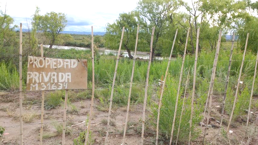 Vecinos denuncian que particulares  “alambraron” parte del acceso  al canal Babacche