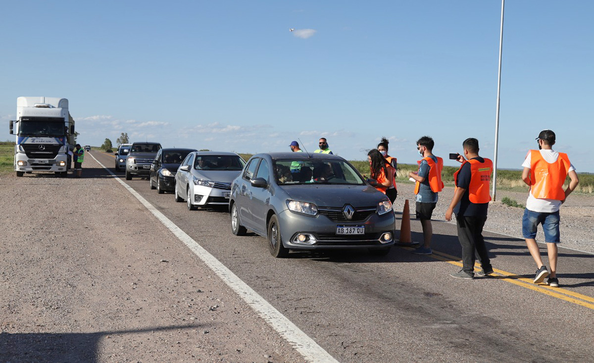 Verano seguro: controles vehiculares,  entrega de bolsas para residuos  y tapabocas en el ingreso a San Rafael