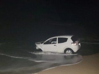 Miramar: quiso arrancar el auto empujándolo y se le cayó de un acantilado