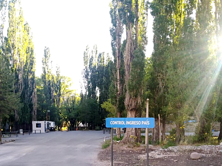 El paso Pehuenche permanece abierto solo para “repatriados”  y tránsito de carga