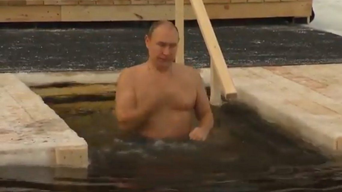 Vladimir Putin se sumergió en agua helada por una celebración religiosa
