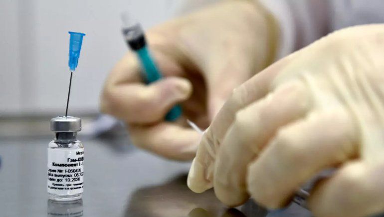 Ahora el gobierno evalúa aplicar una sola dosis de la vacuna para alcanzar a más personas